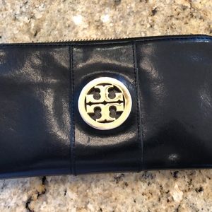 TORY BURCH BLACK ZIPPER WALLET